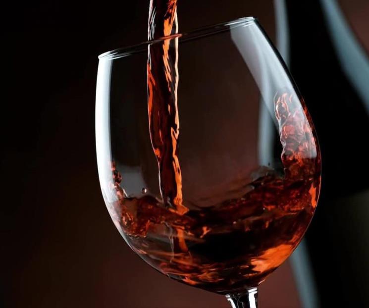 El truco para limpiar manchas de vino; experto en telas lo explica