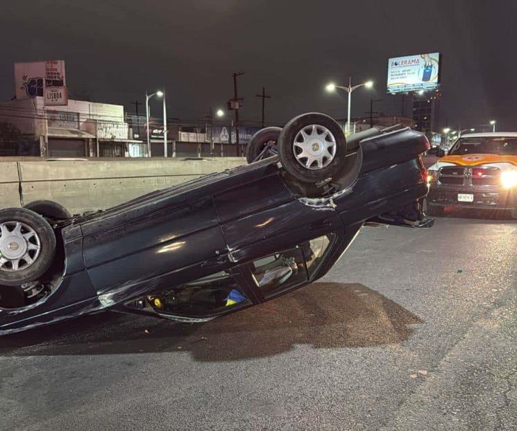 Vuelcan dos vehículos al sur de Monterrey