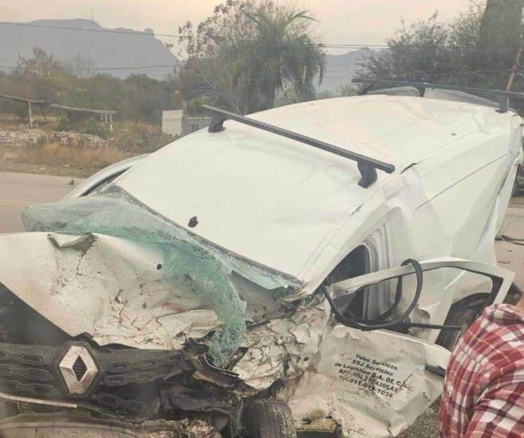 Choque de dos vehículos en Cadereyta deja saldo de dos heridos