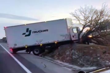 Embiste tr&aacute;iler a cami&oacute;n y hiere a chofer en Galeana