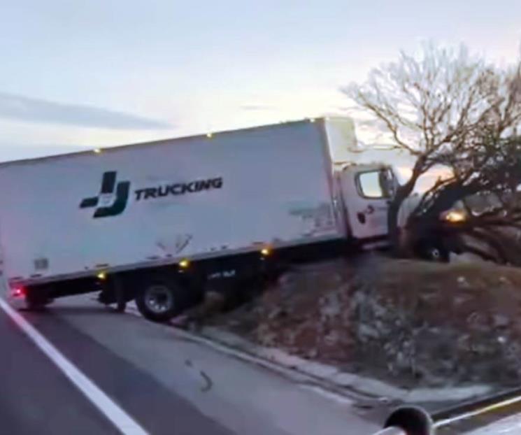Embiste tráiler a camión y hiere a chofer en Galeana