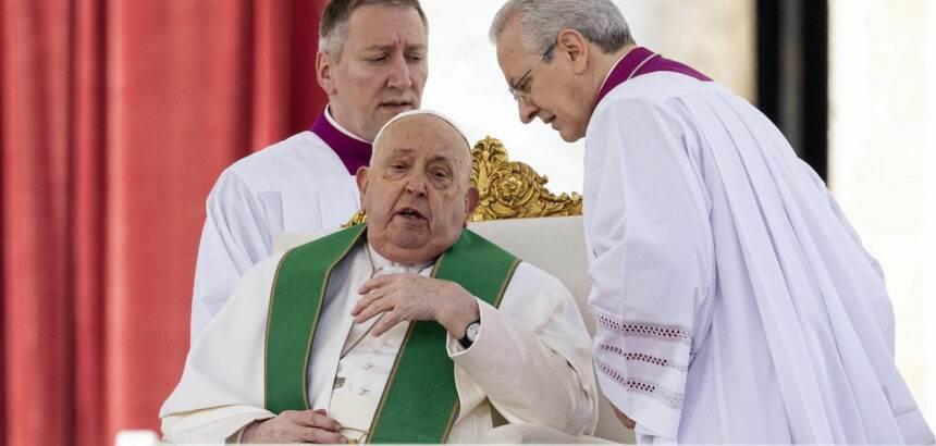 Hospitalizan al Papa Francisco por bronquitis