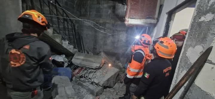 Muere tras caerle encima escalera de concreto