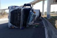 Vuelca tráiler en Salinas Vuelca tráiler en Salinas