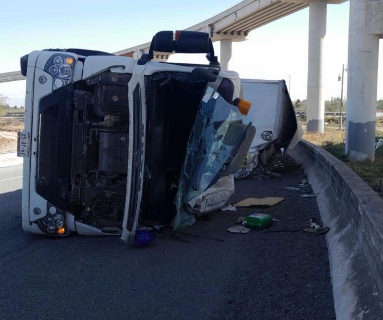 Vuelca tráiler en Salinas