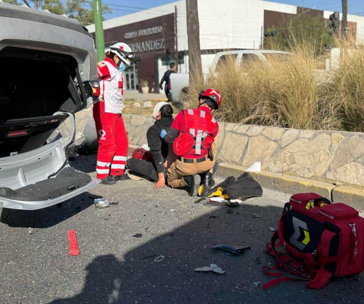 Deja choque y volcadura dos lesionados