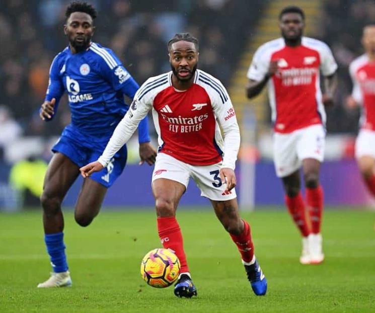 Arsenal gana y asecha al Liverpool