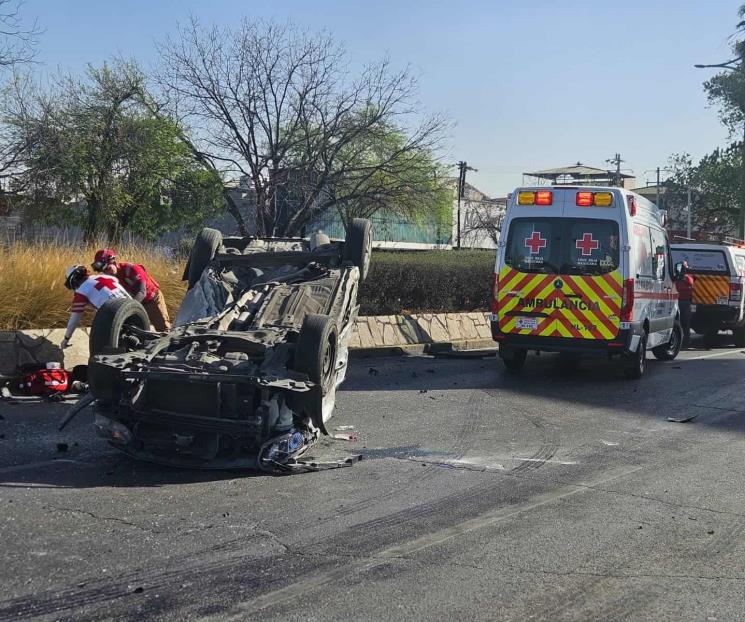 Choque-volcadura deja dos lesionados en centro de Monterrey