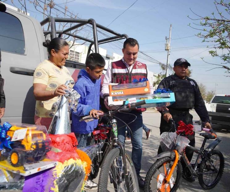 Entrega alcalde de García apoyos a una familia con vulnerabilidad