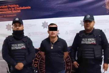 Utiliza pato policiaco; lo detienen