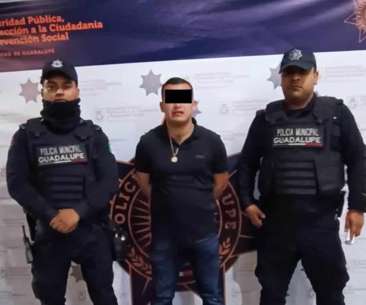 Utiliza pato policiaco; lo detienen