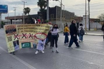 Protestan estudiantes de la UANL por el tarifazo