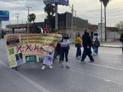 Protestan estudiantes de la UANL por el tarifazo Protestan estudiantes de la UANL por el tarifazo