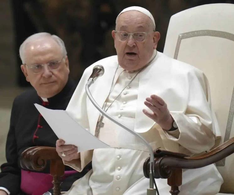 Vaticano informa que el Papa Francisco padece neumonía