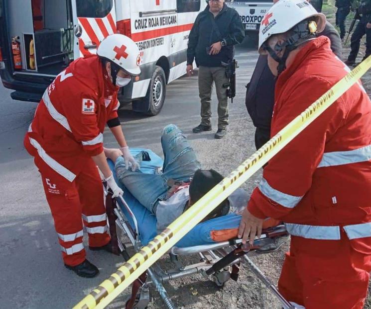 Atacan a policías con bomba molotov