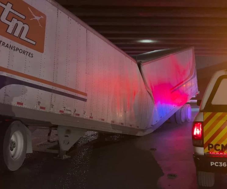 Queda atorado tráiler en puente Queda atorado tráiler en puente