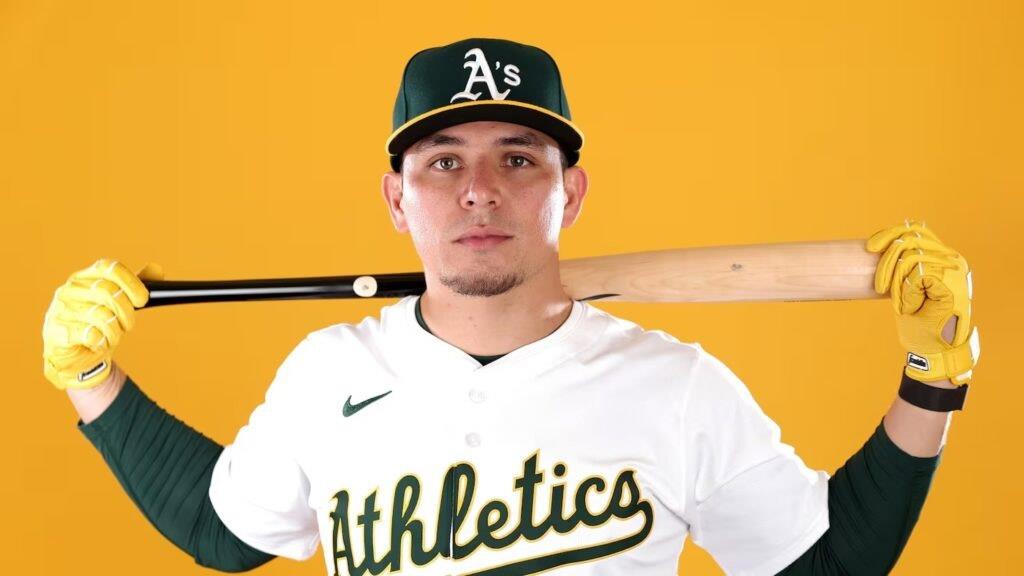 Acuerda Luis Urías con Oakland