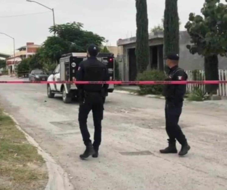 Hallan cuerpo envuelto en una lona, en terreno baldío de Pesquería