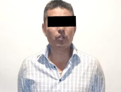 Agrede y amenaza a policías