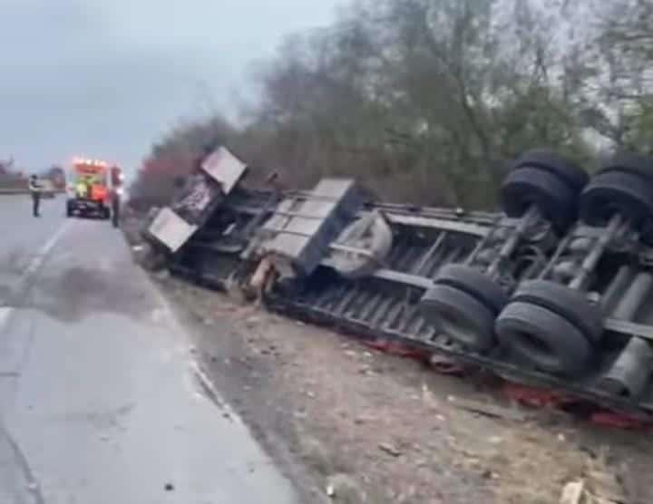 Vuelca tráiler en Montemorelos