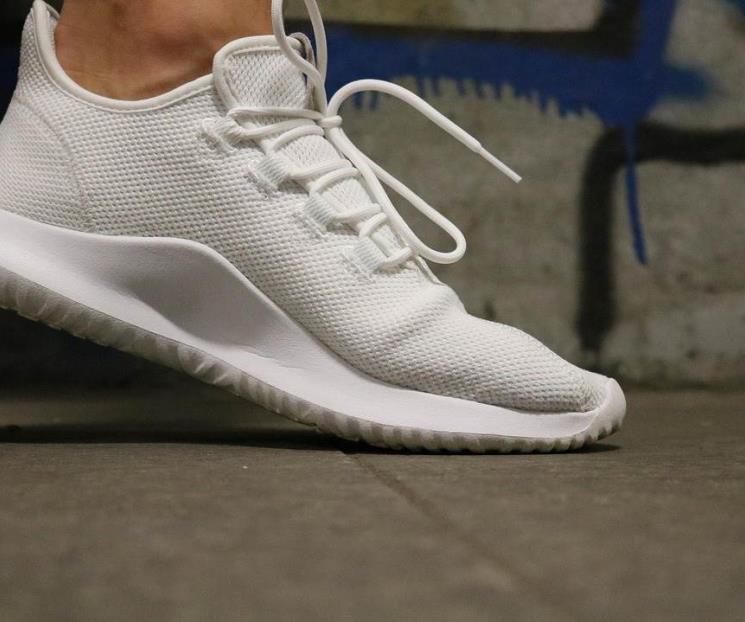 Dale nueva vida a tus tenis con este truco de limpieza