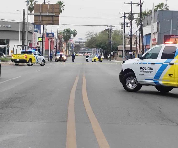 Balean camioneta desde moto