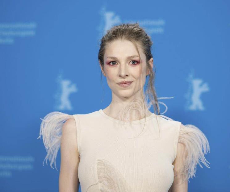 Arremete Hunter Schafer contra Donald Trump por pasaporte