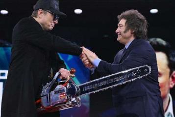 Regala Milei motosierra a su amigo Musk por recortes