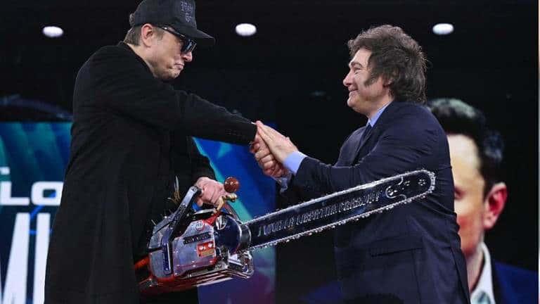 Regala Milei motosierra a su amigo Musk por recortes