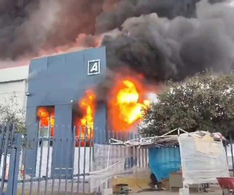 Arde fábrica de resinas en Parque Industrial Las Américas