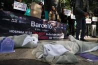 Ambientalistas protestan frente al hotel Barceló en Reforma Ambientalistas protestan frente al hotel Barceló en Reforma