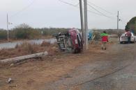 Volcadura de camioneta deja 2 lesionados en Hualahuises