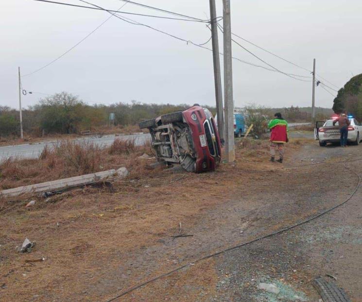 Volcadura de camioneta deja 2 lesionados en Hualahuises