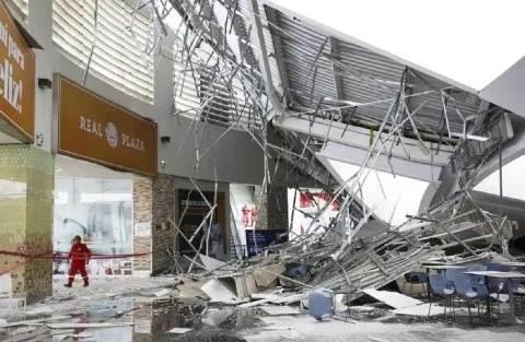 Suman 6 muertos tras desplome de techo de centro comercial en Perú Suman 6 muertos tras desplome de techo de centro comercial en Perú
