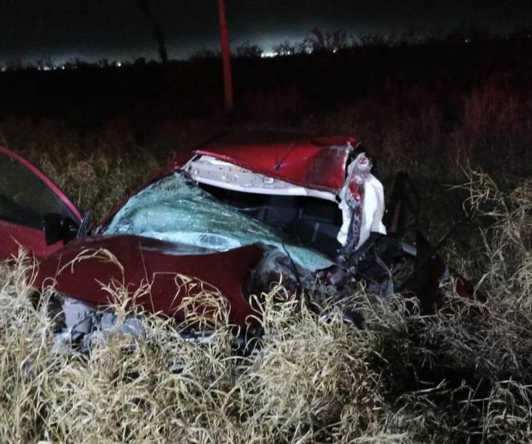 Volcadura de auto deja a conductor lesionado en Zuazua