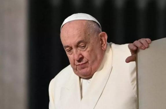 Tiene Papa Francisco crisis respiratoria y recibe ventilación