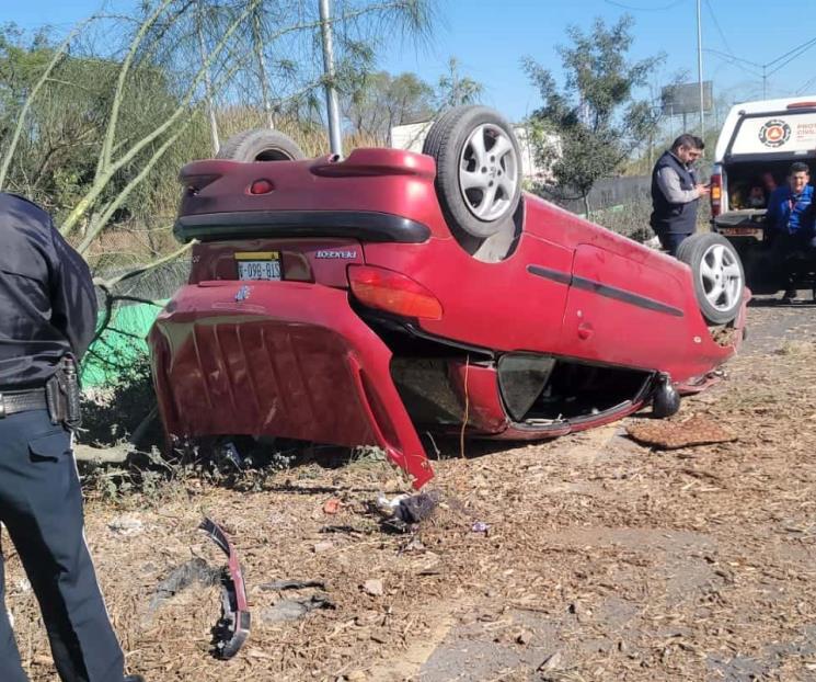 Vuelca en la Autopista al Aeropuerto