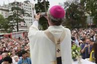Rezan Cientos por el papa Francisco en Argentina