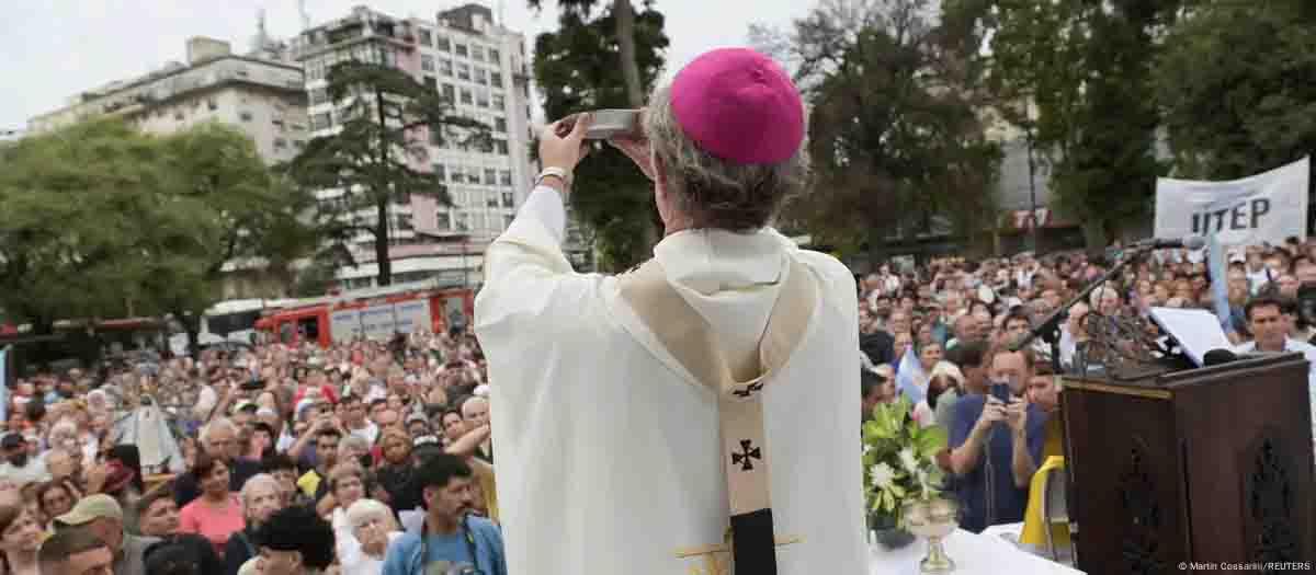 Rezan Cientos por el papa Francisco en Argentina