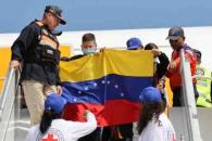 Aterriza avión con 242 migrantes venezolanos provenientes de México