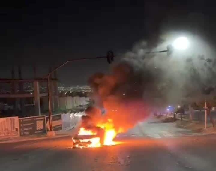 Acaba incendio con vehículo