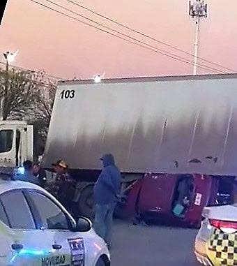 Se monta tráiler sobre auto