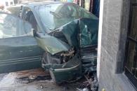 Estrella su camioneta contra domicilio y muere