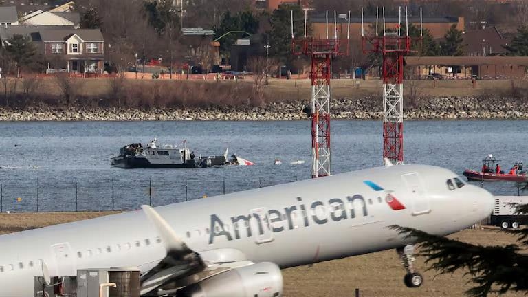 Evita avión choque en aeropuerto de Washington