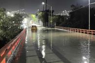 Rescatan a conductor atrapado en corriente por fuga en Guadalupe Rescatan a conductor atrapado en corriente por fuga en Guadalupe