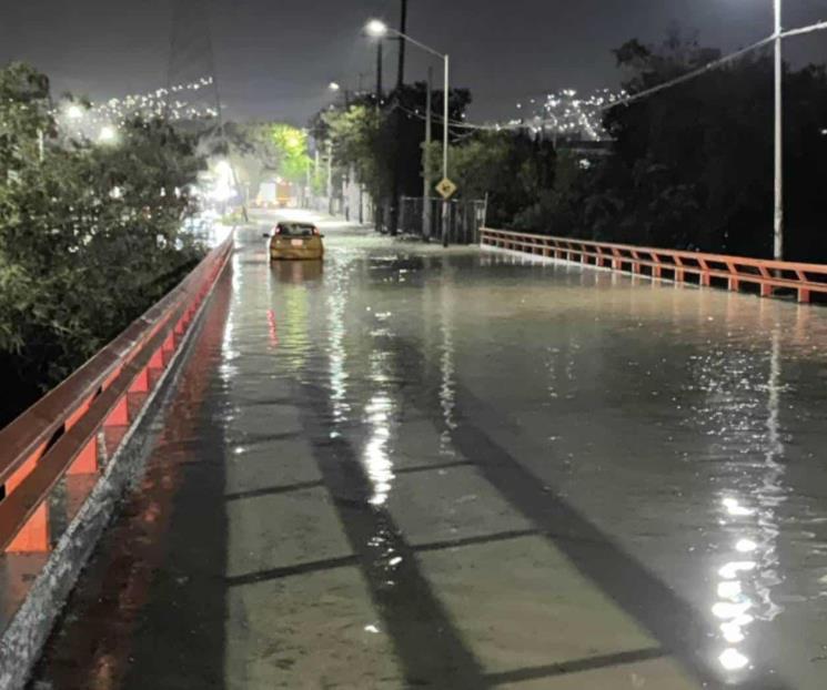 Rescatan a conductor atrapado en corriente por fuga en Guadalupe