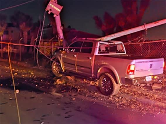 Estrella camioneta contra dos postes