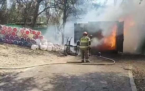 Arde contenedor de basura en Fundidora