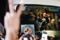 Libera Israel a palestinos tras recibir cuerpos de rehenes