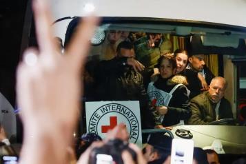 Libera Israel a palestinos tras recibir cuerpos de rehenes